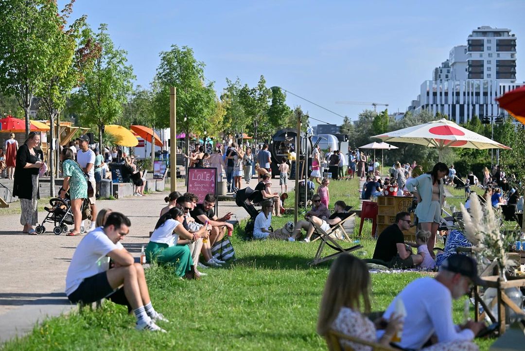 Bild von Leuten beim gemütlichen Zusammensein, bei dem Sommer-Event